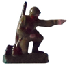 Оловянный солдатик. Красная Армия. ИЗО-04-09. Пограничник Карацупа. Каска, ранец, винтовка, рука вытянута вперёд.